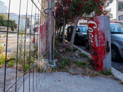 Mentre la maxi-lattina di Coca Cola � gi� stata �sfrattata� e staziona sul marciapiede di via Massaua